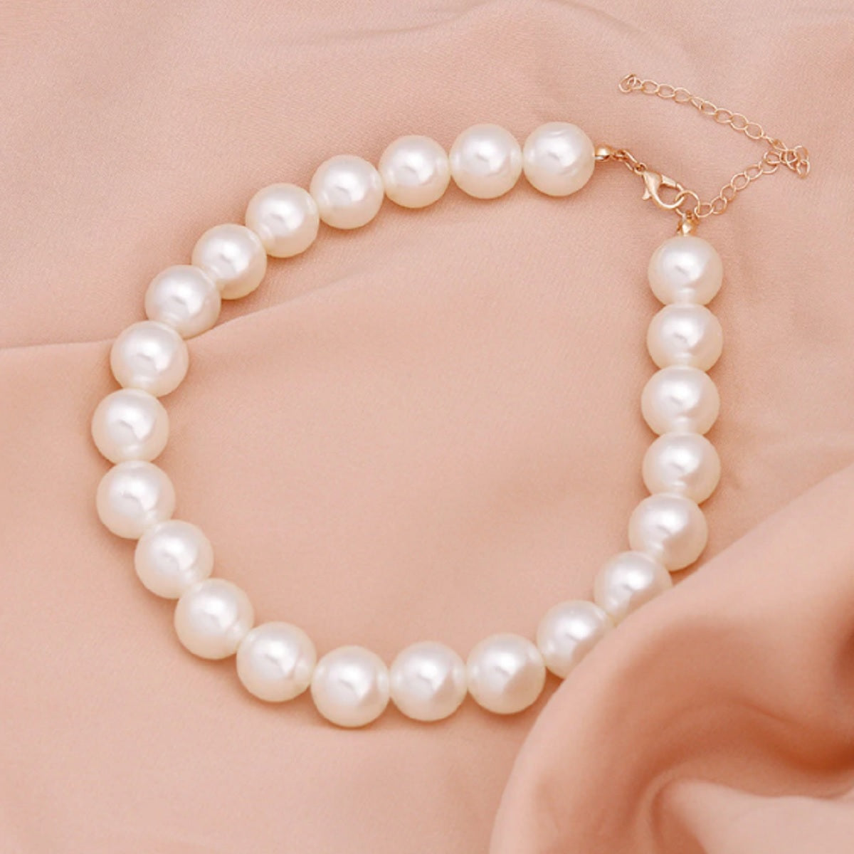 Gleaming Handpicked Faux Pearl Round Necklace - Metal Clasp